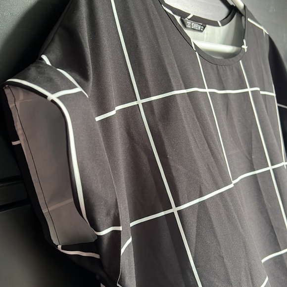 Womens short sleeve black and white blouse with cuffed sleeves - Picture 2 of 3